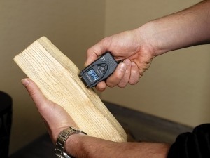 Kako pravilno izmjeriti sadržaj vlage u drvu za ogrjev?