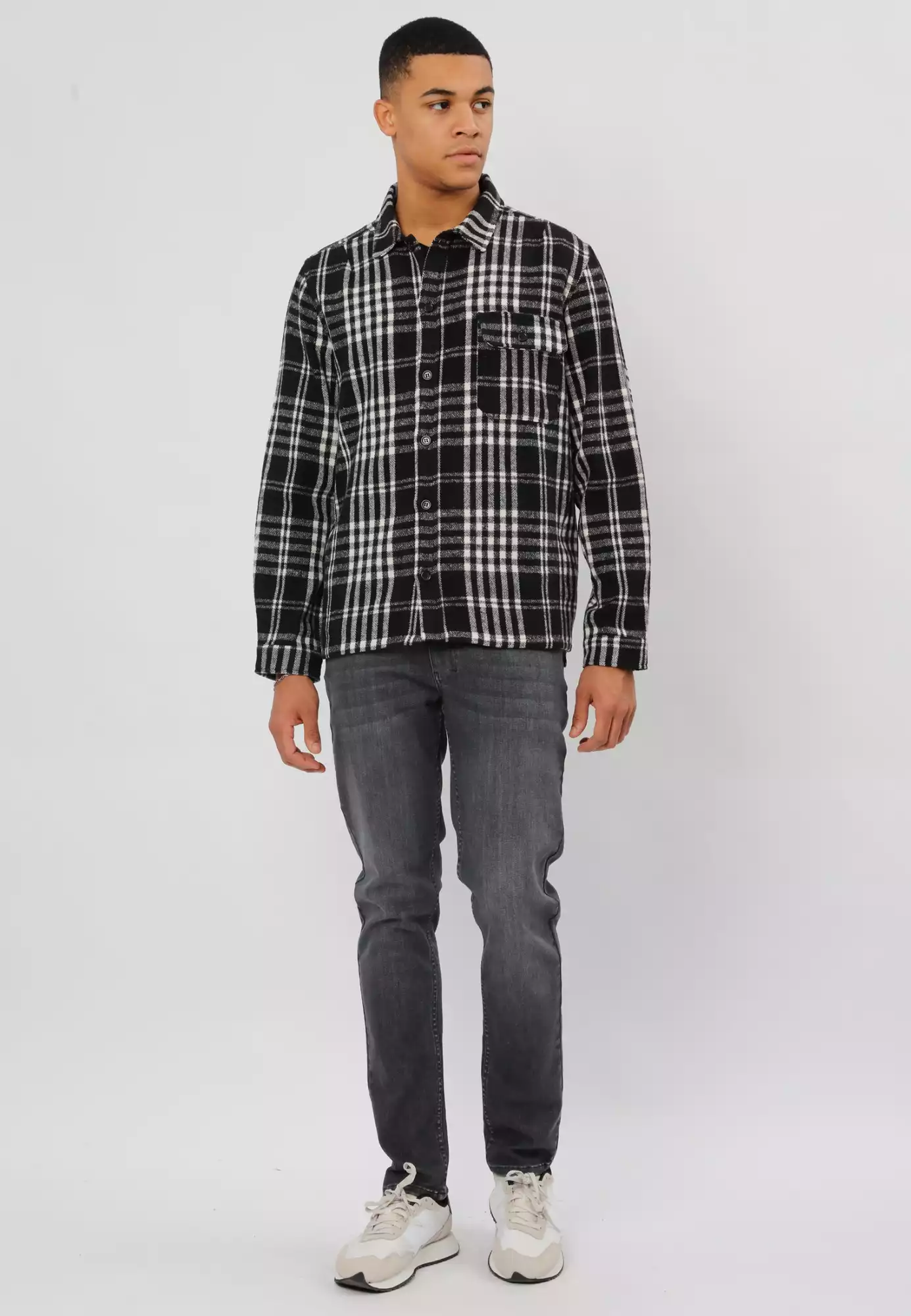 32TMNH30_BLACK_WHITE_CHECK_2_full_body.jpg