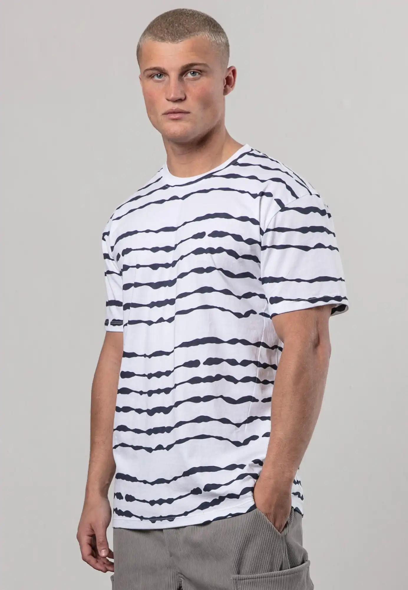 34BSTN55_WHITE_NAVY_4.jpg