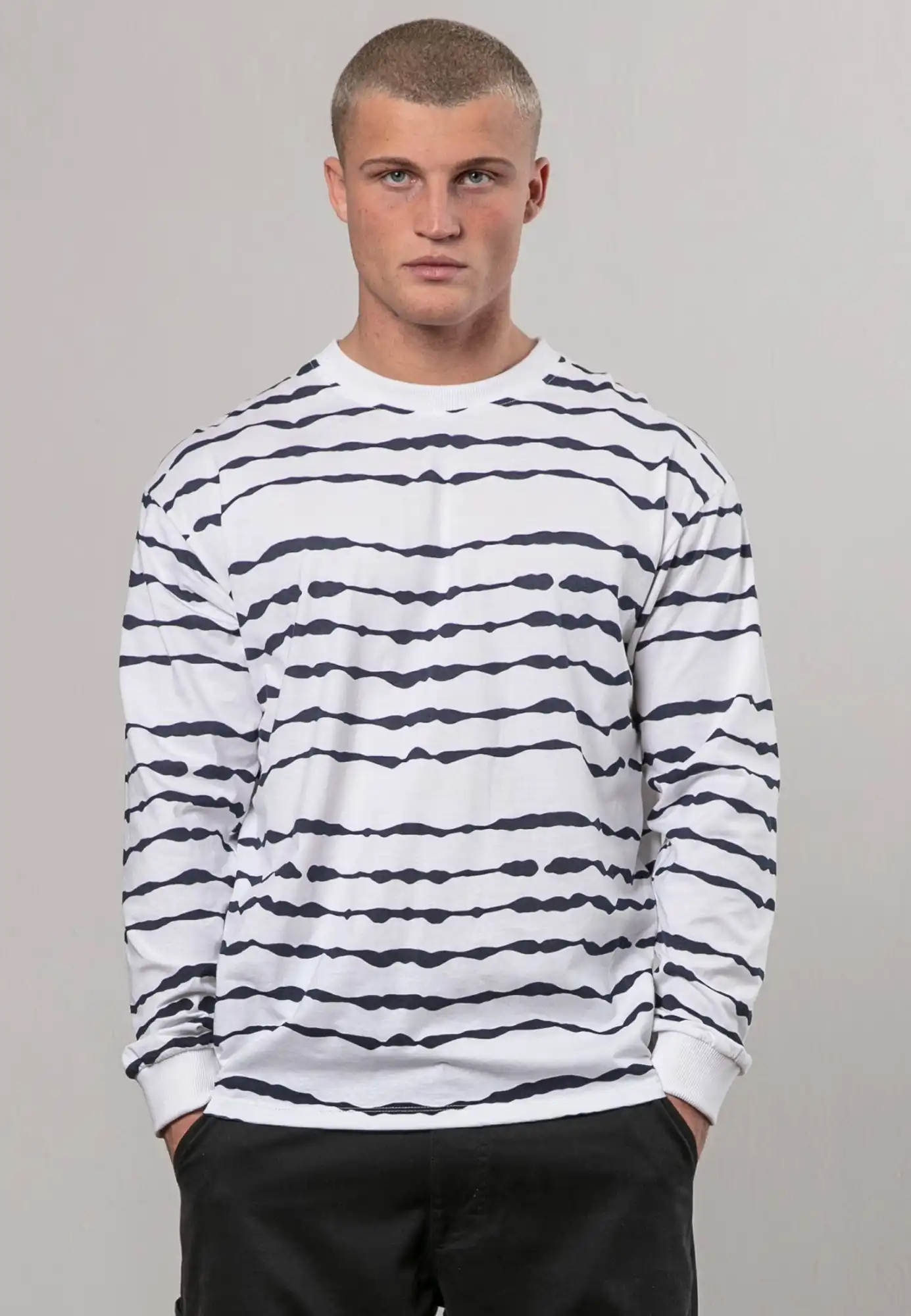 34BSTN55_WHITE_NAVY_9.jpg
