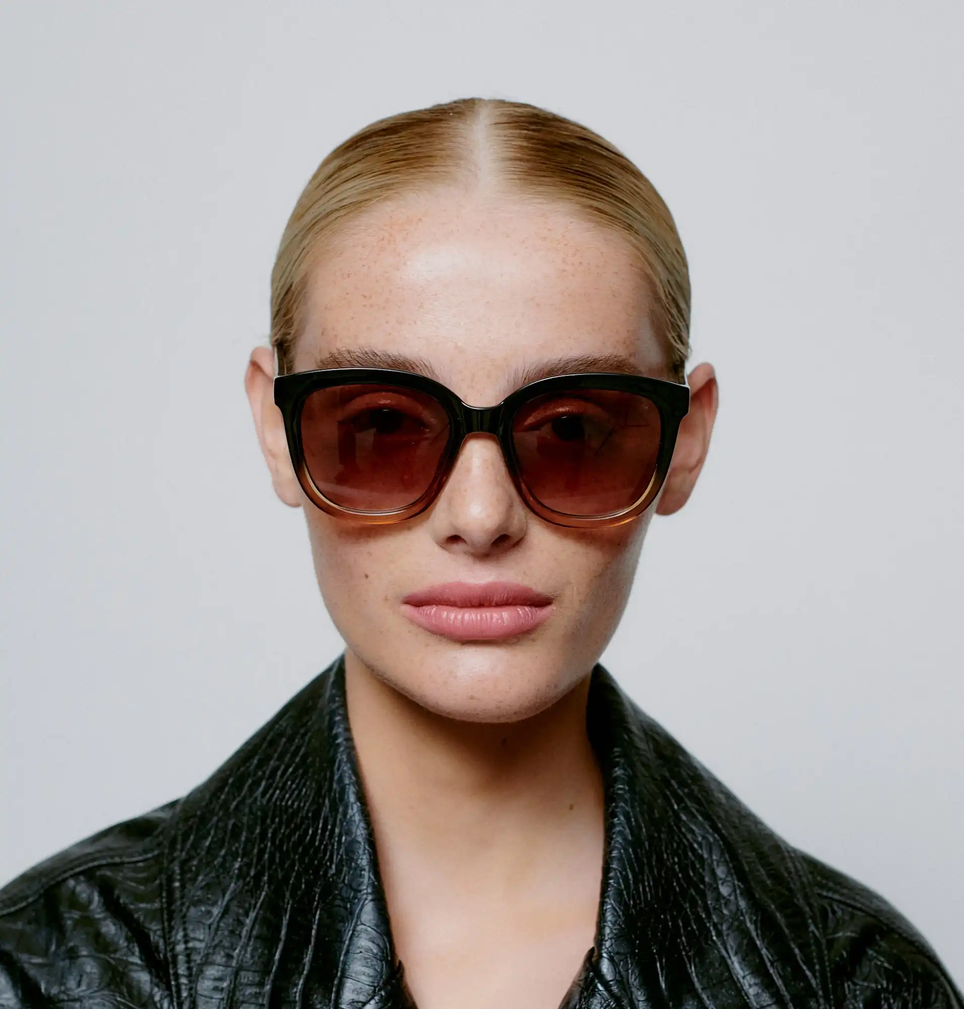 A.KJARBEDE_BILLY_KL2106_BLACK_BROWN_TRANSPARENT_FRONT_WOMAN.jpg
