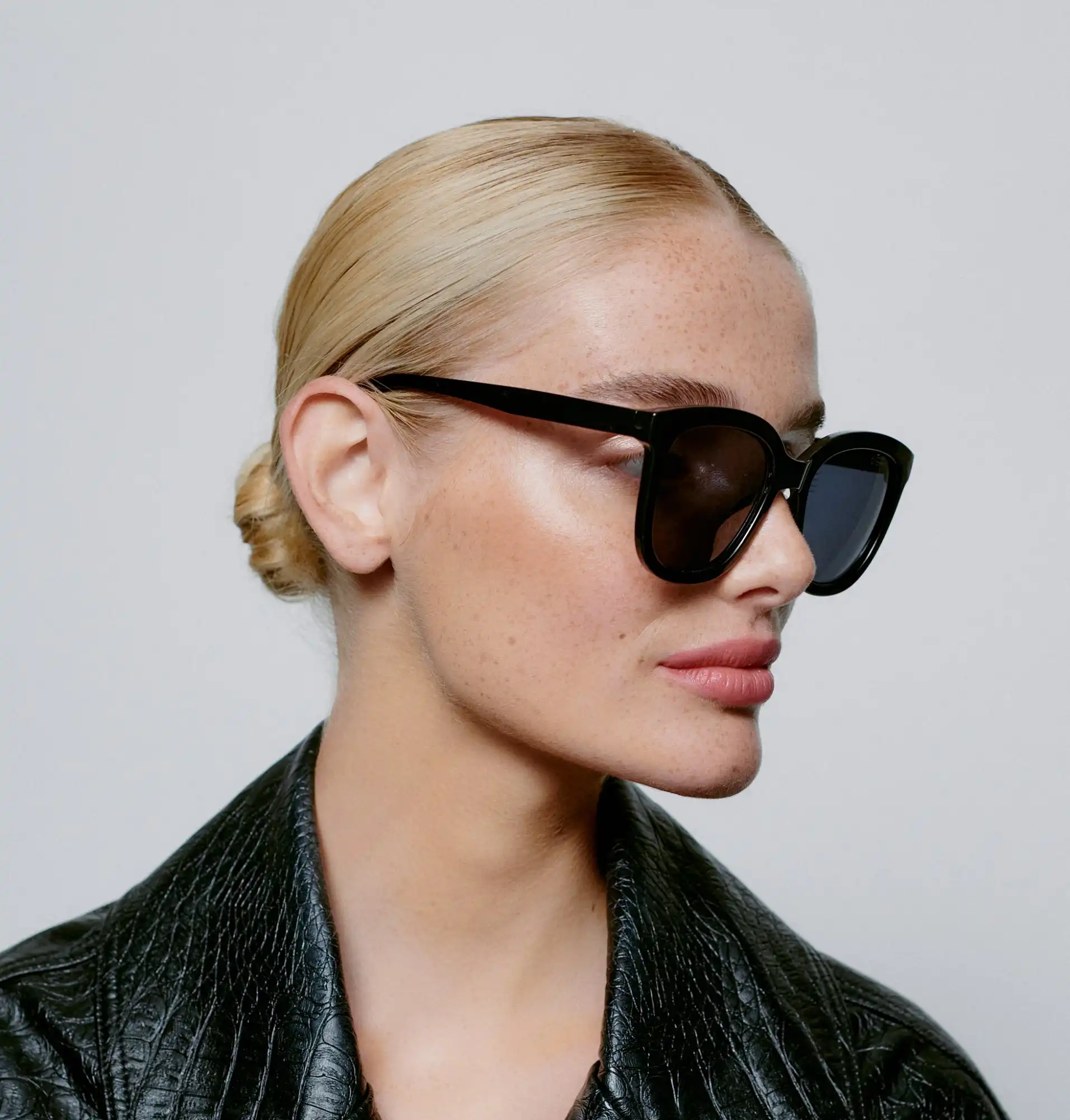 A.KJARBEDE_BILLY_KL2106_BLACK_SIDE_WOMAN.jpg
