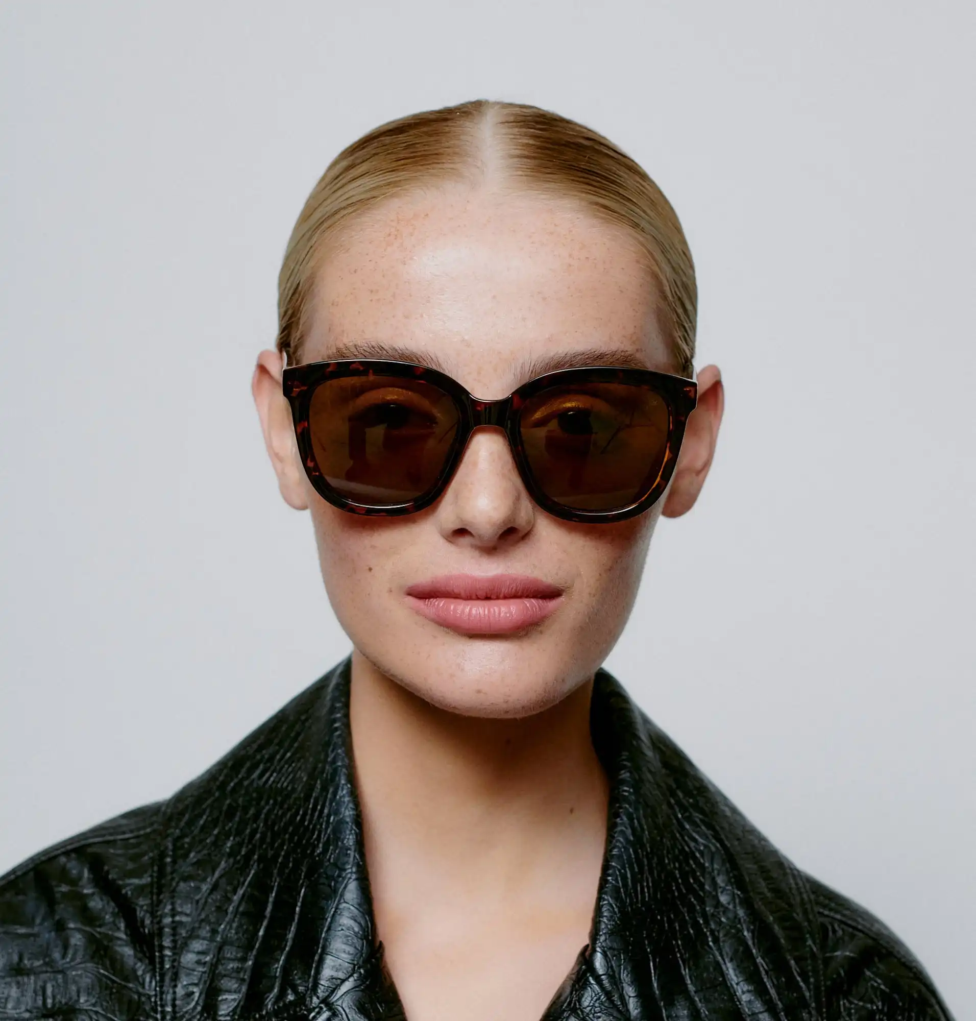 A.KJARBEDE_BILLY_KL2106_DEMI_TORTOISE_FRONT_WOMAN.jpg