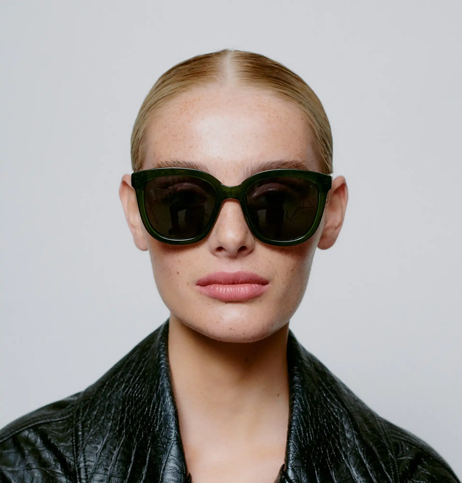 A.KJARBEDE_BILLY_KL2106_OLIVE_DARK_GREEN_FRONT_WOMAN.jpg