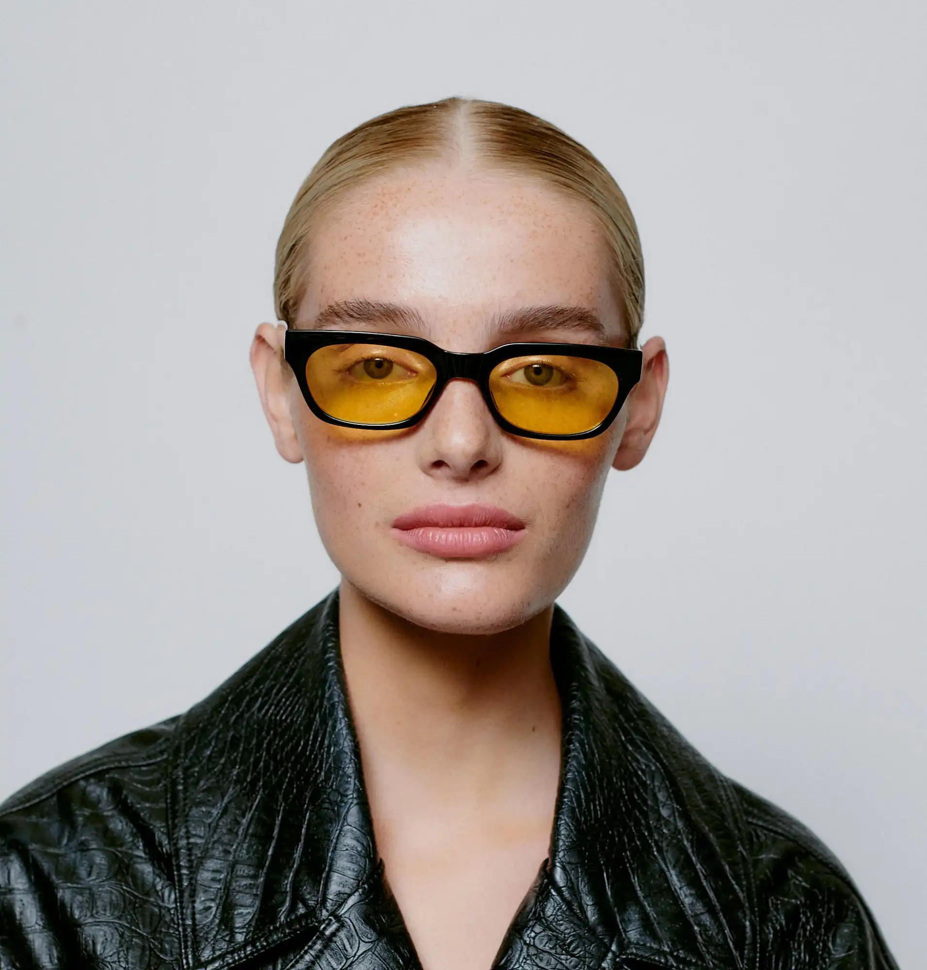 A.KJARBEDE_BROR_KL2108_BLACK_YELLOW_FRONT_WOMAN.jpg