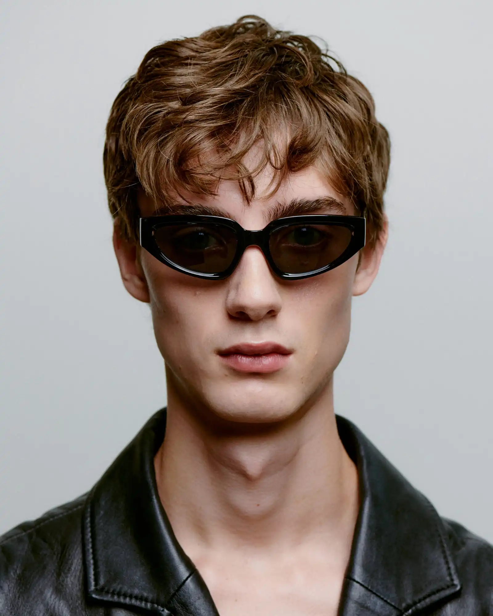A.KJARBEDE_ELLA_KL2501_BLACK_FRONT_MAN.jpg