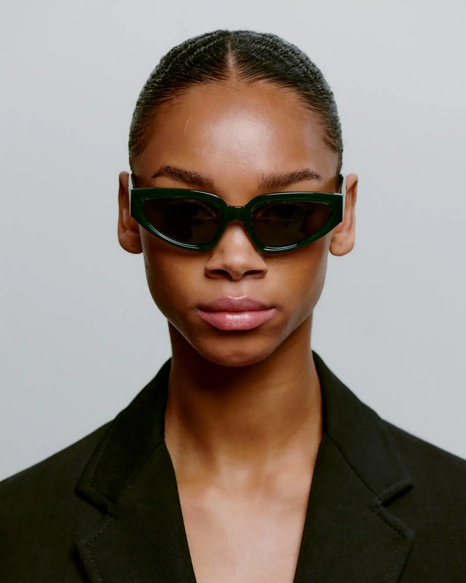 A.KJARBEDE_ELLA_KL2501_DARKGREEN_FRONT_WOMAN.jpg