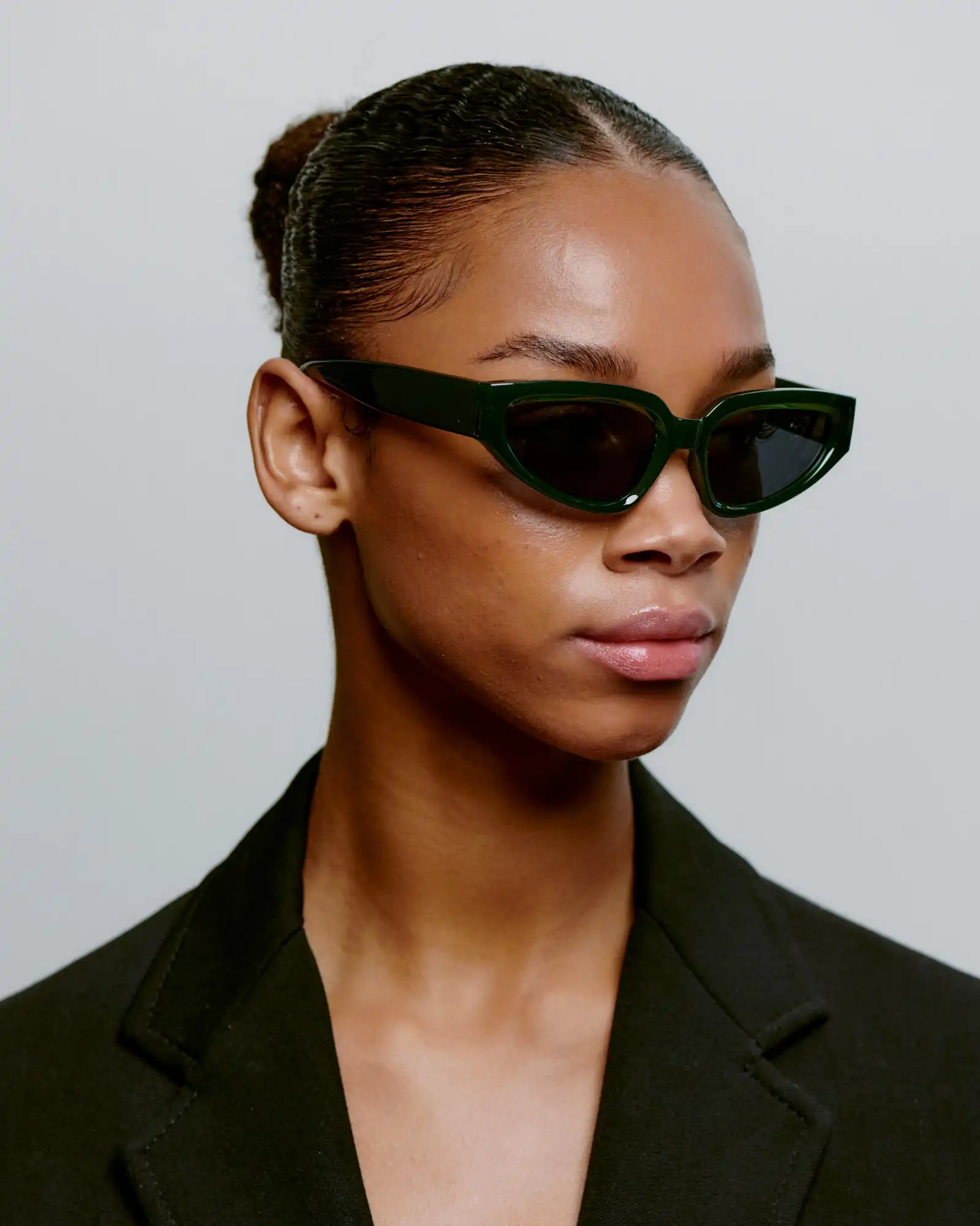 A.KJARBEDE_ELLA_KL2501_DARKGREEN_SIDE_WOMAN.jpg