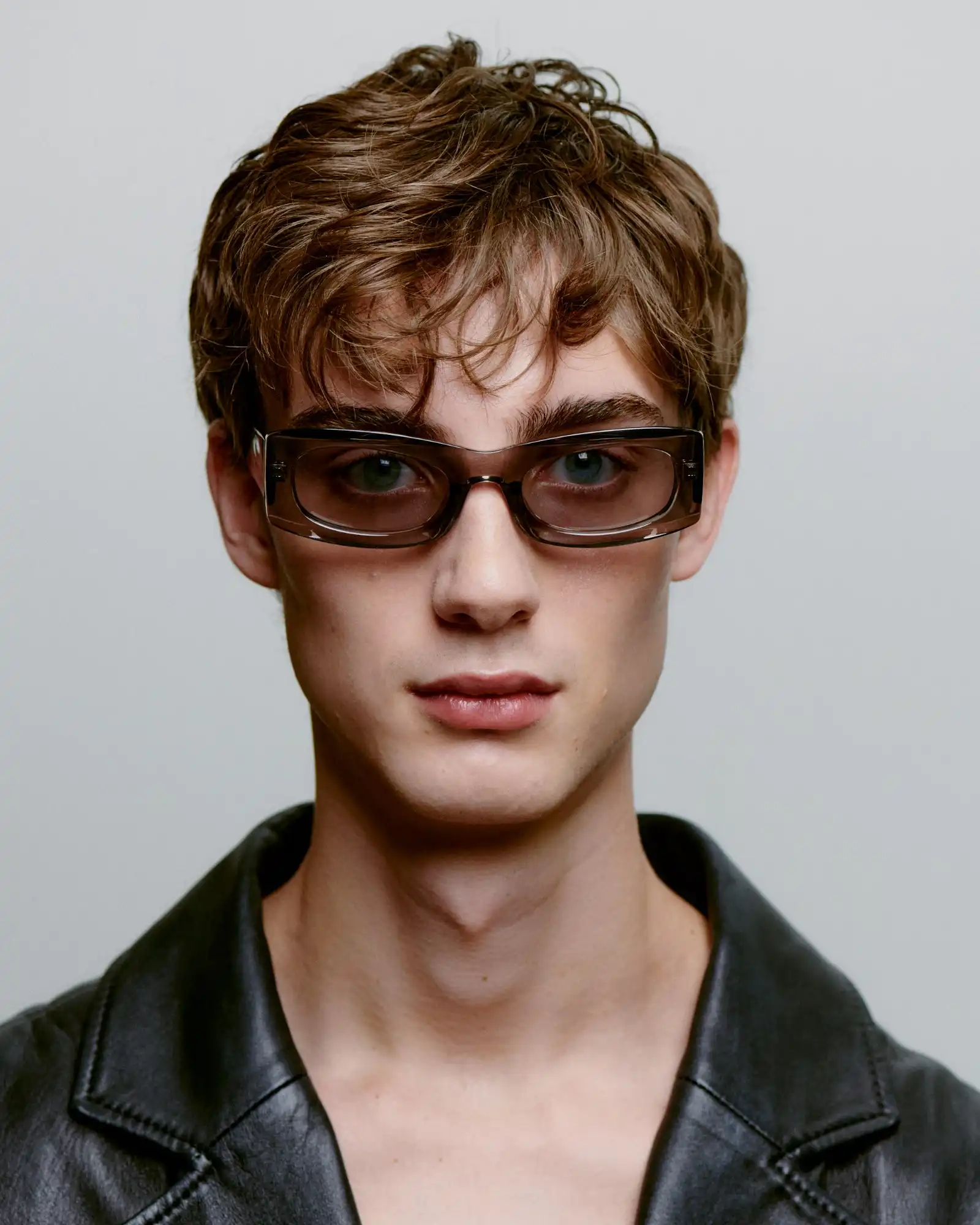 A.KJARBEDE_FRIDA_KL2502_GREYTRANSPARENT_FRONT_MAN.jpg