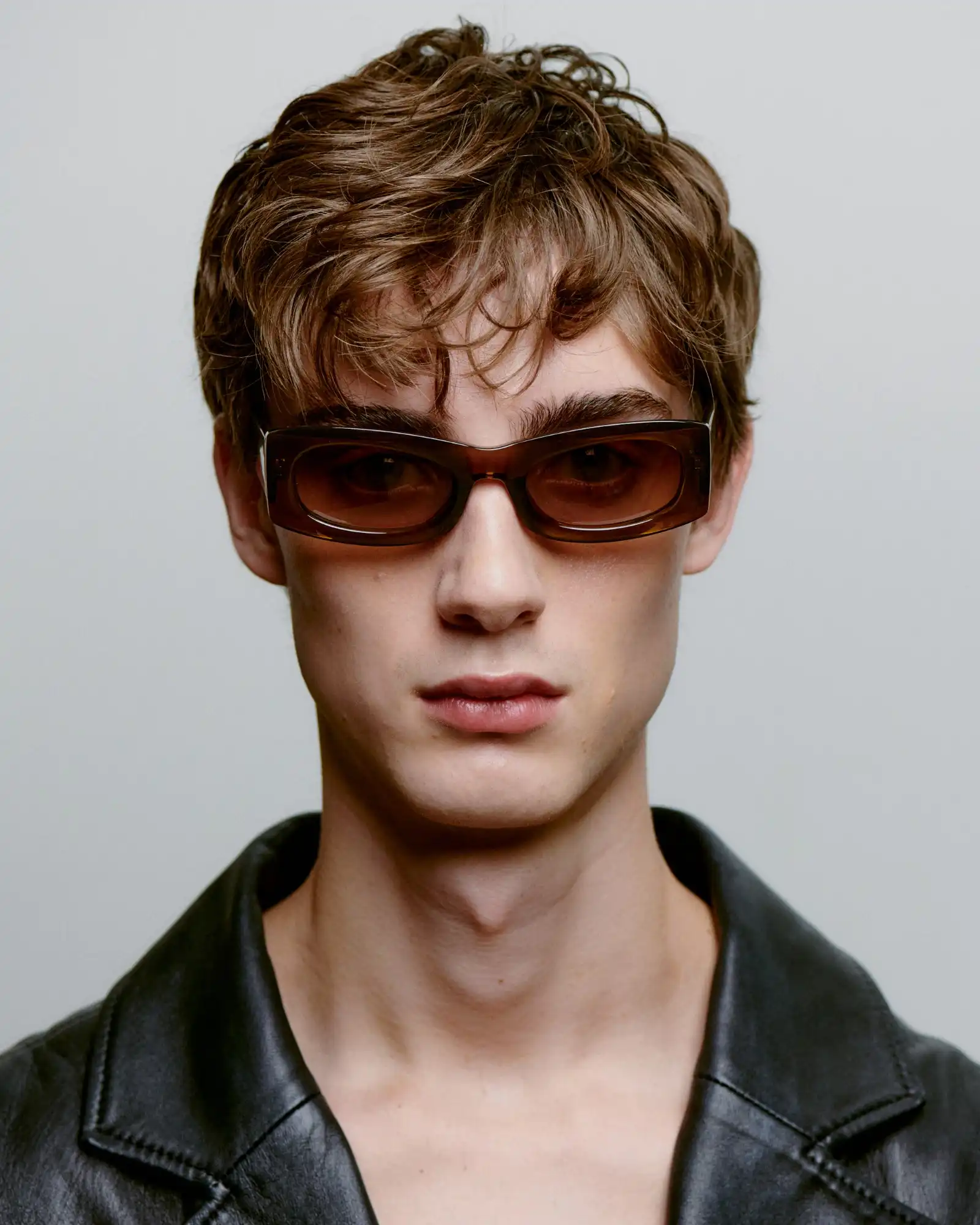 A.KJARBEDE_FRIDA_KL2502_SMOKETRANSPARENT_FRONT_MAN.jpg