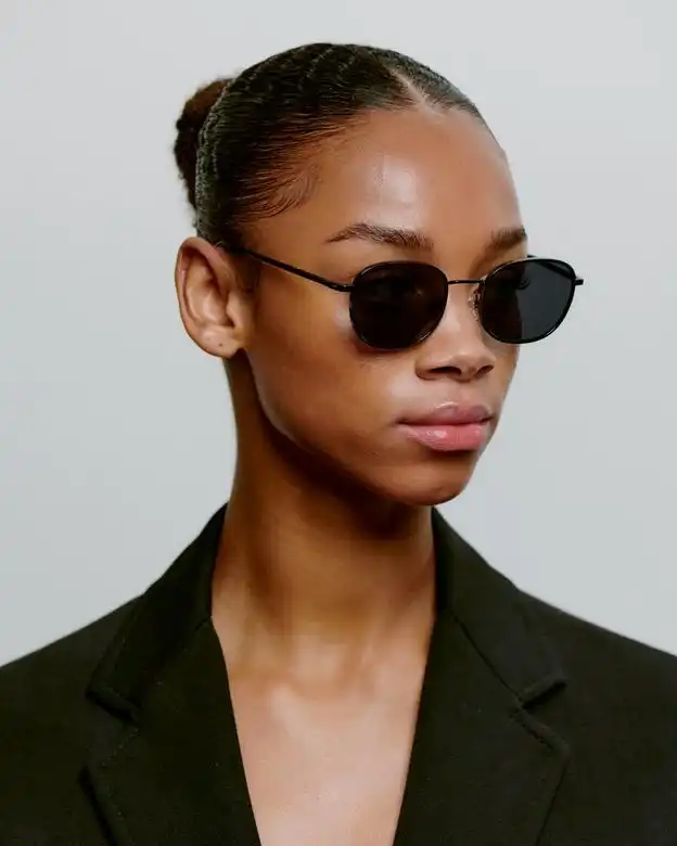 A.KJARBEDE_HELLO_KL2505_BLACK_SIDE_WOMAN-1.jpg