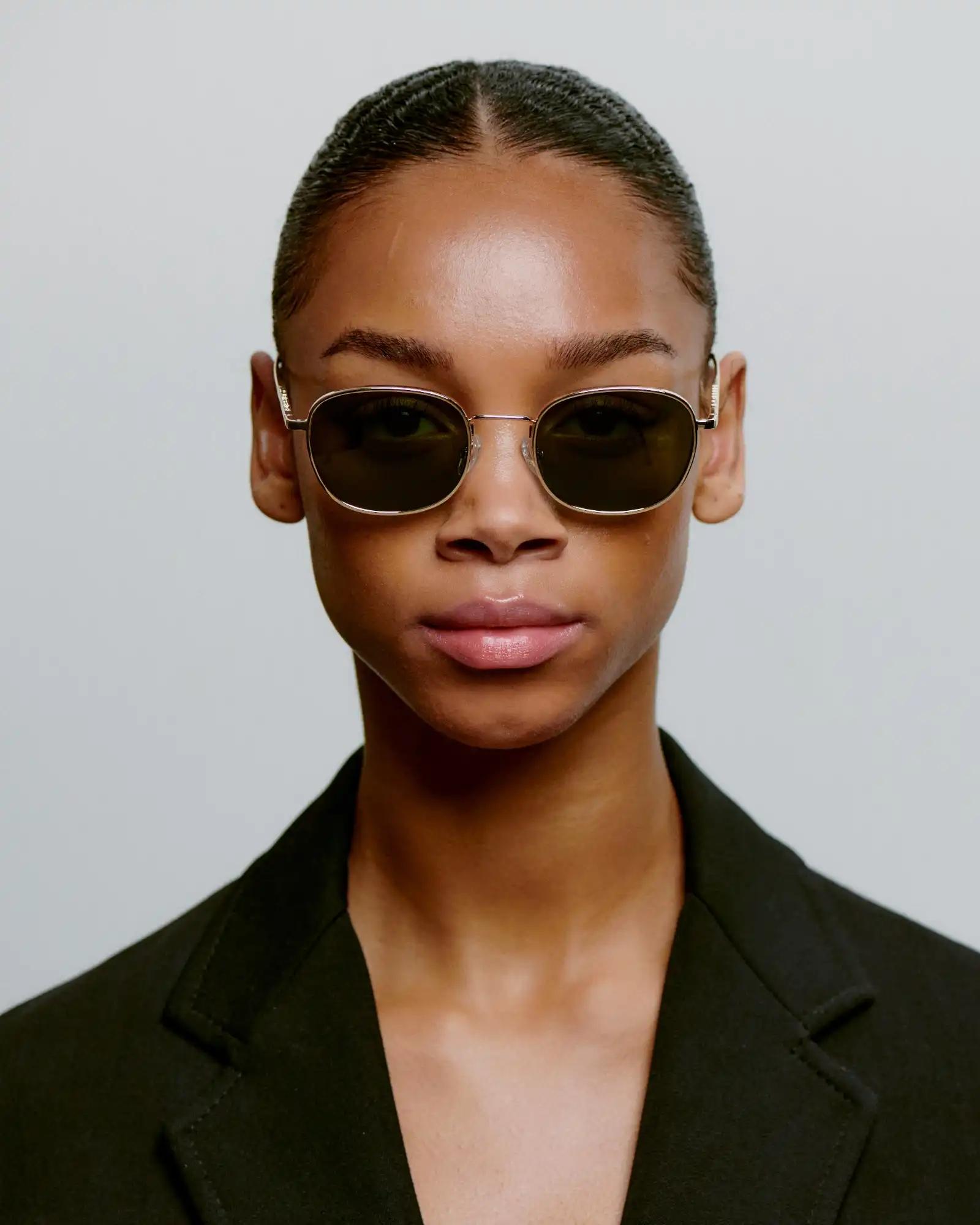 A.KJARBEDE_HELLO_KL2505_GOLD_FRONT_WOMAN.jpg
