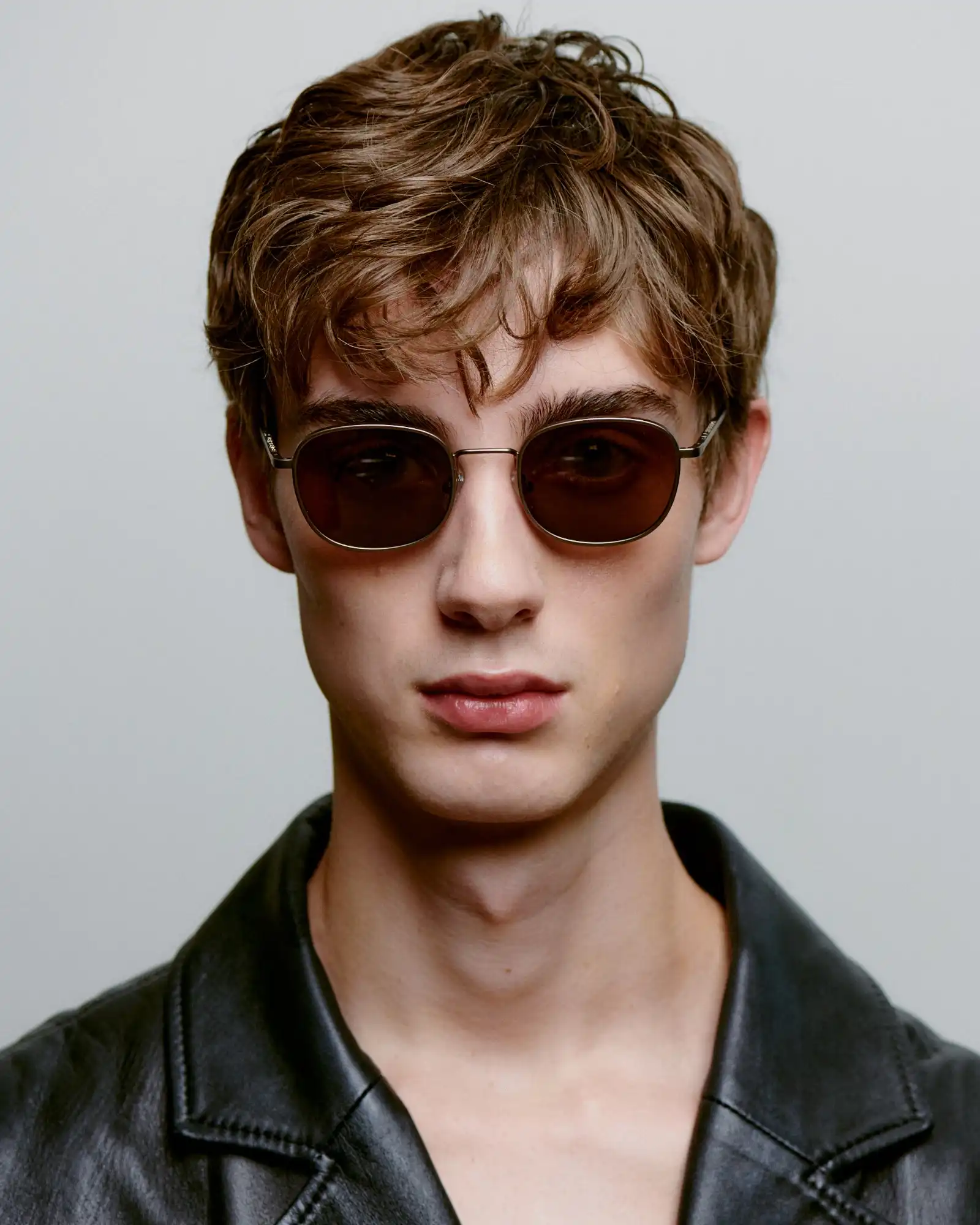 A.KJARBEDE_HELLO_KL2505_MATTEBROWN_FRONT_MAN.jpg