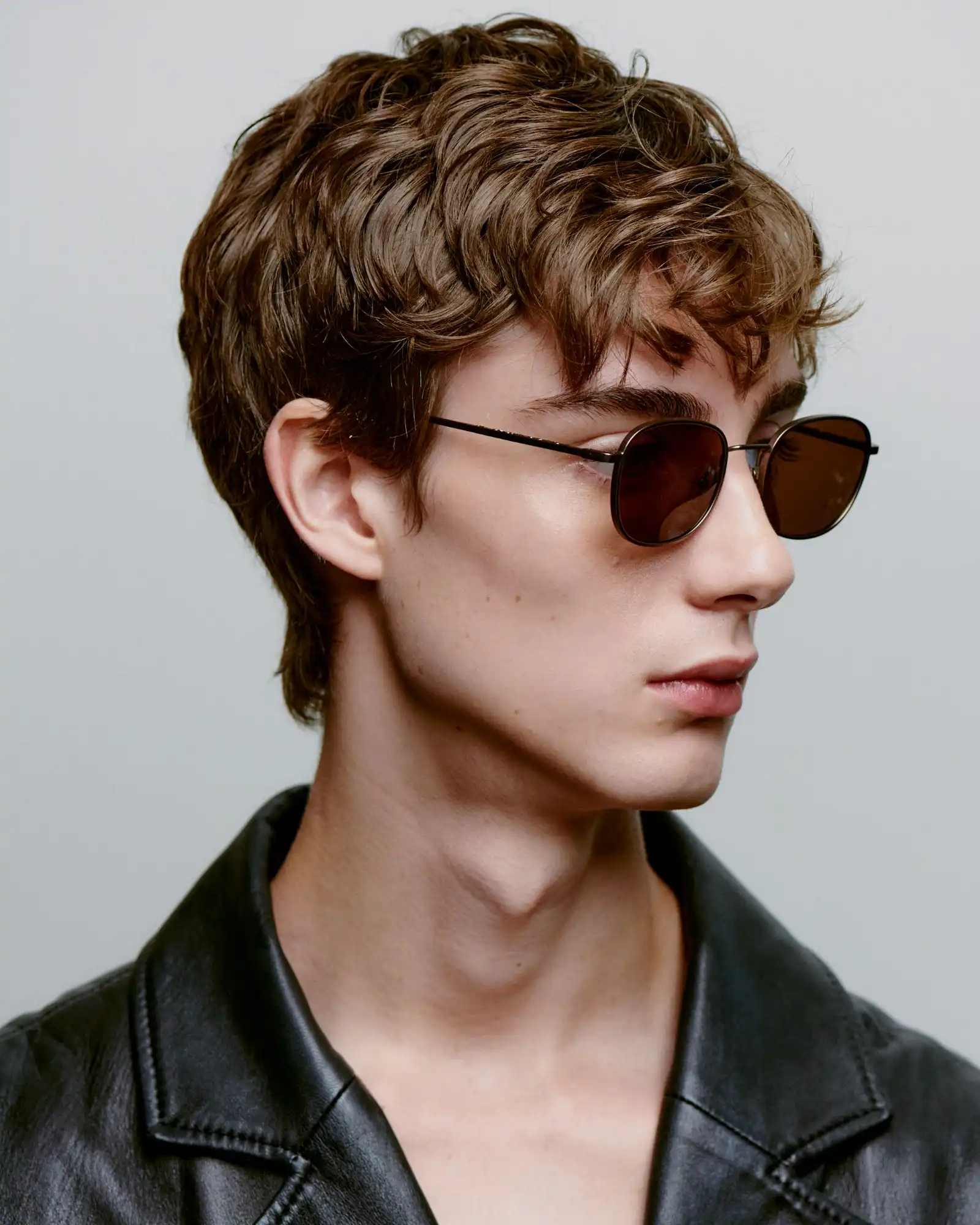 A.KJARBEDE_HELLO_KL2505_MATTEBROWN_SIDE_MAN.jpg