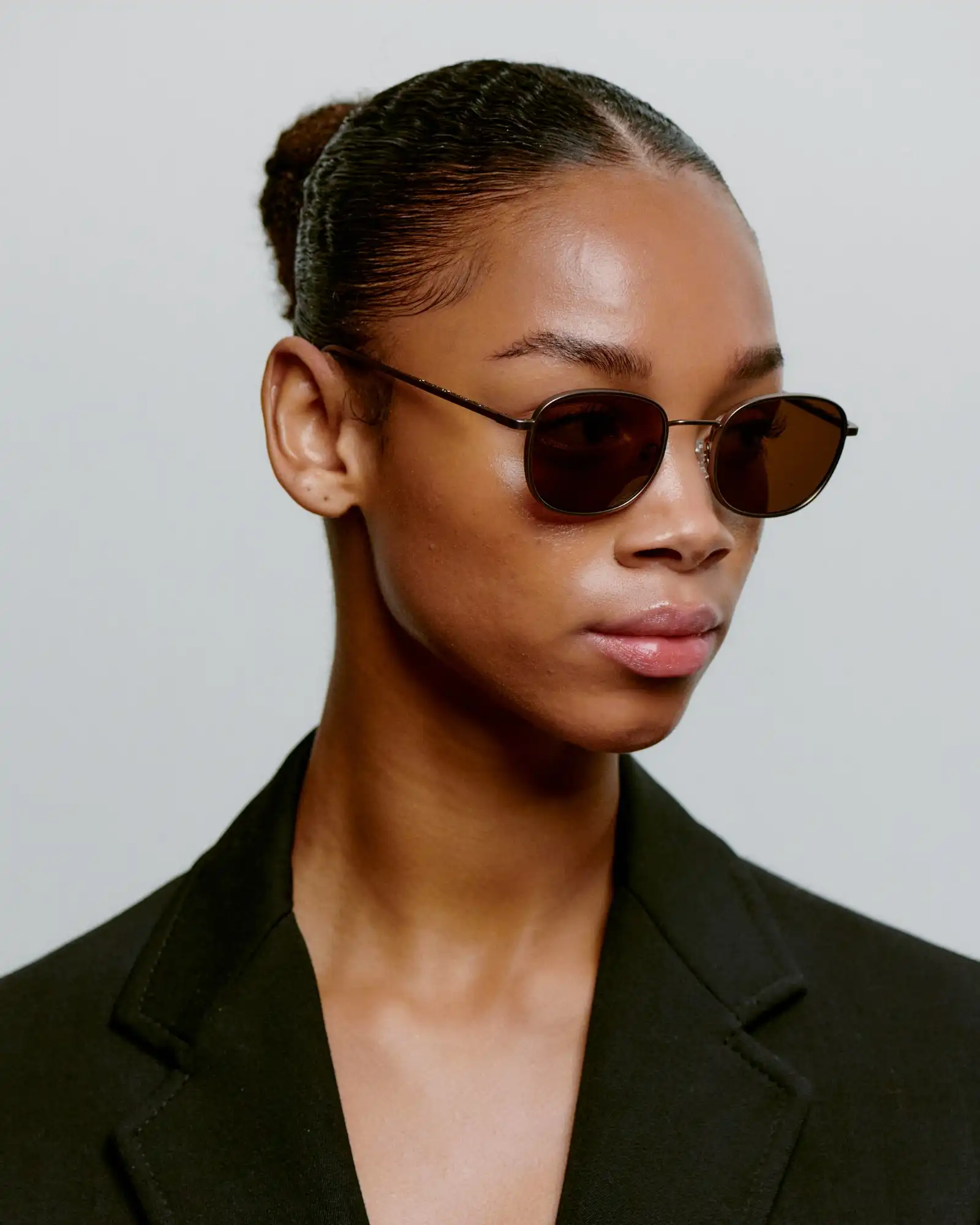 A.KJARBEDE_HELLO_KL2505_MATTEBROWN_SIDE_WOMAN.jpg