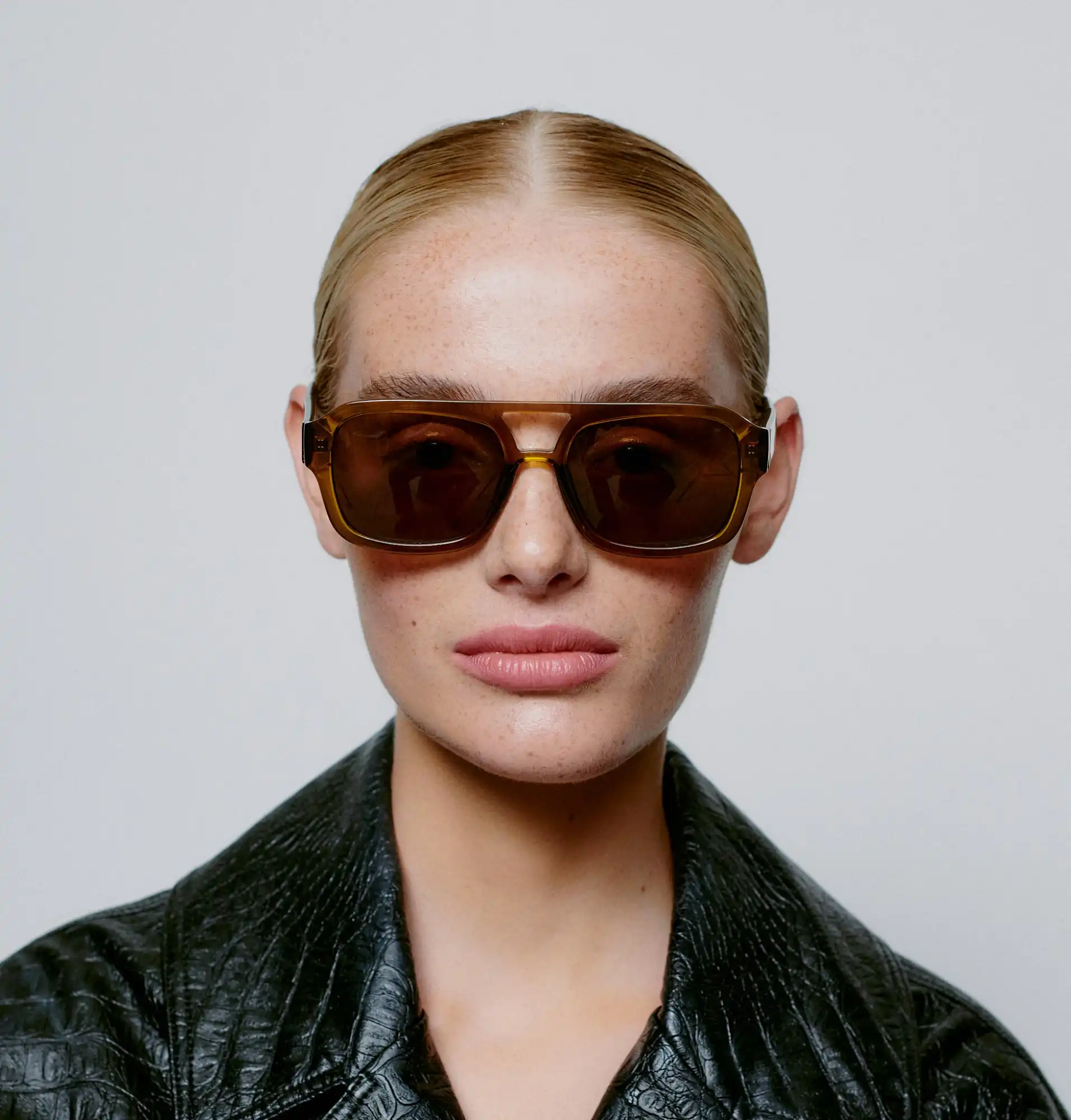 A.KJARBEDE_KAYA_KL2316_SMOKE_TRANSPARENT_FRONT_WOMAN.jpg