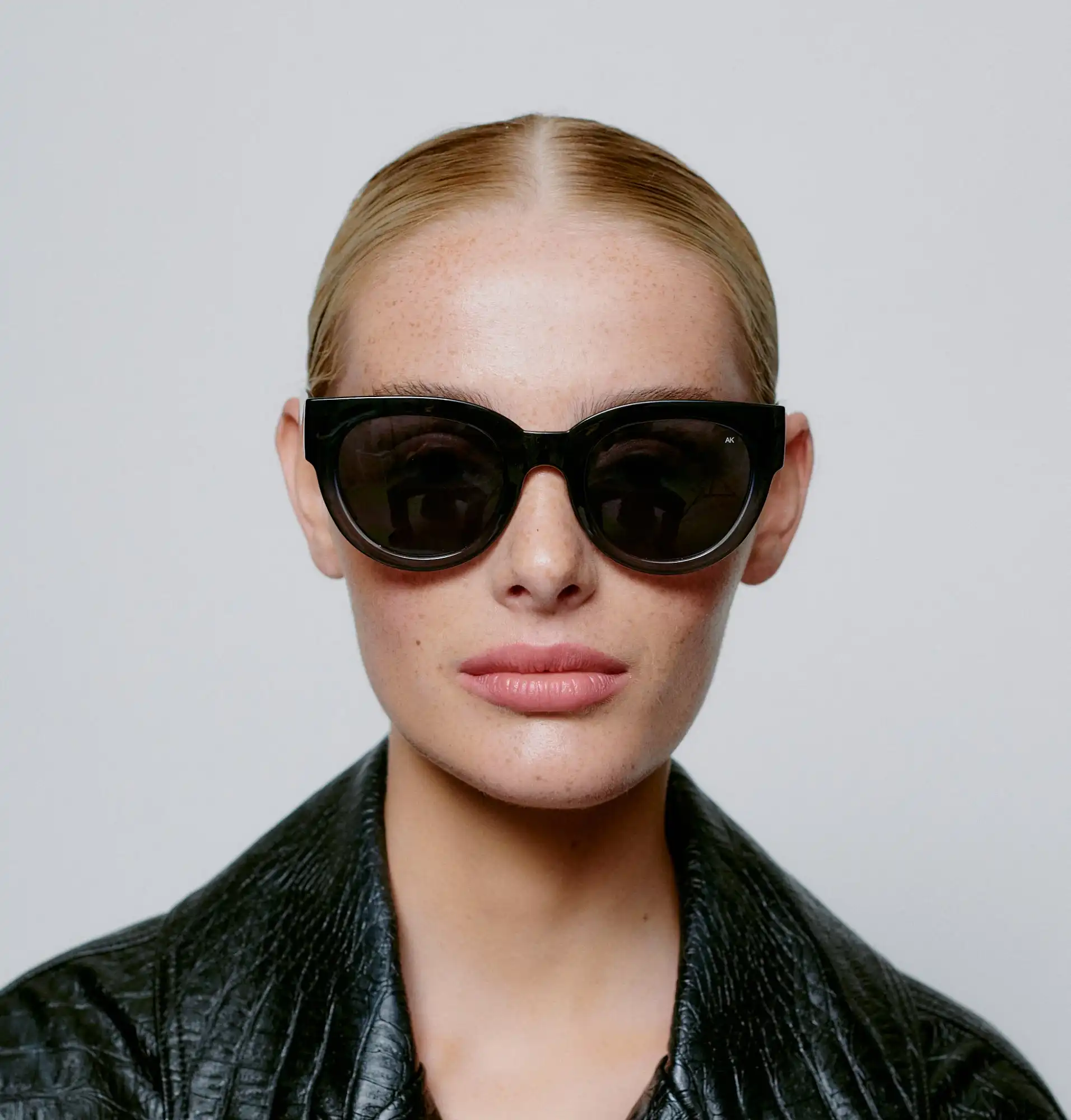A.KJARBEDE_LILLY_KL2215_BLACK_GREY_TRANSPARENT_FRONT_WOMAN_1.jpg