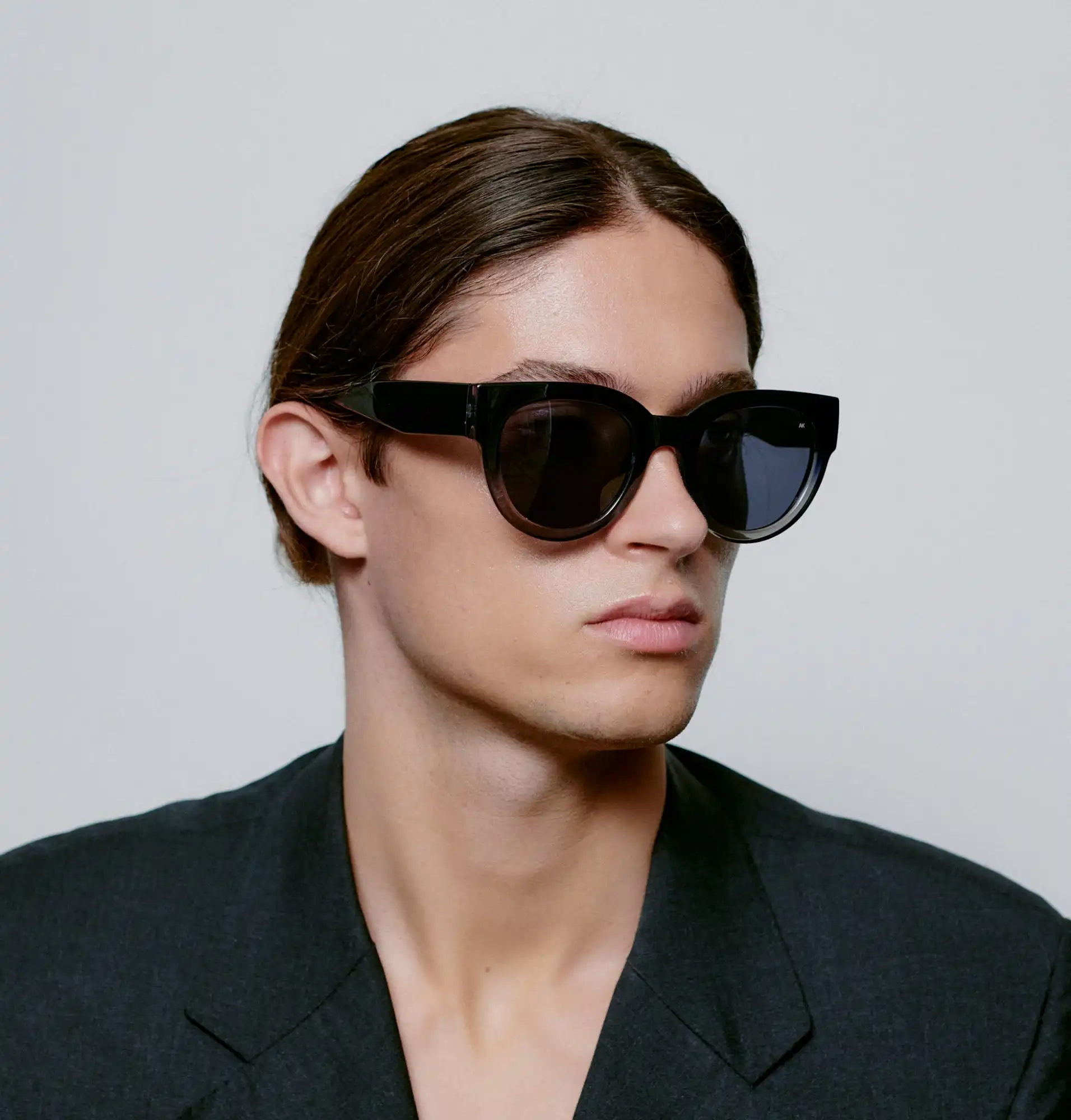 A.KJARBEDE_LILLY_KL2215_BLACK_GREY_TRANSPARENT_MAN_SIDE.jpg