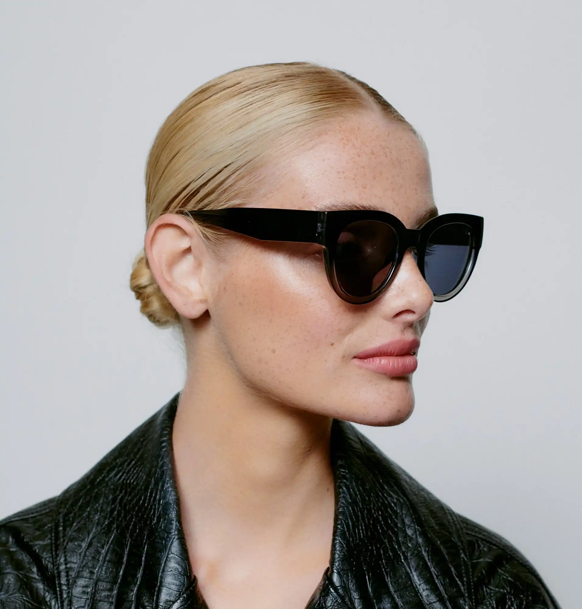 A.KJARBEDE_LILLY_KL2215_BLACK_GREY_TRANSPARENT_SIDE_WOMAN.jpg