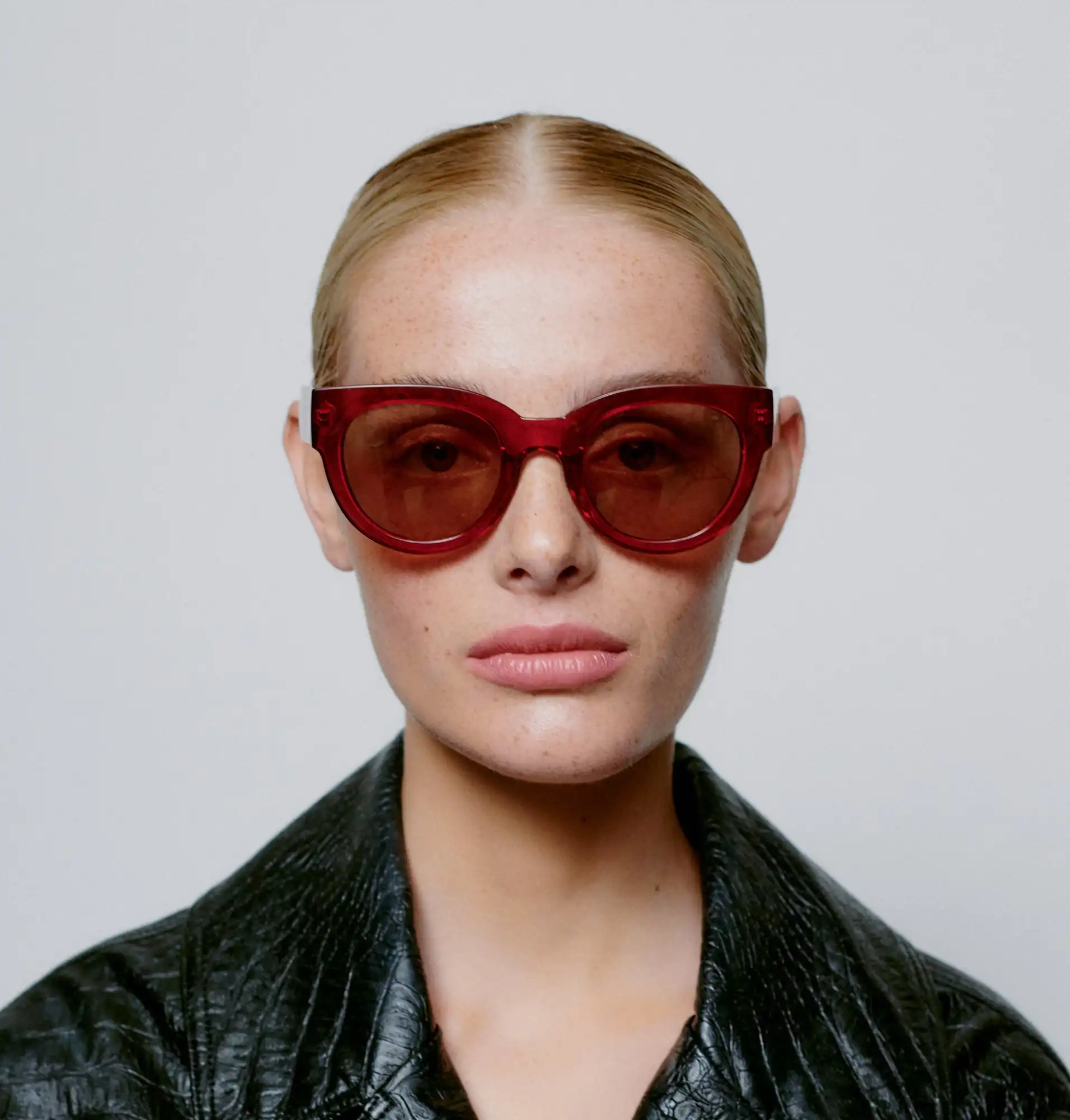 A.KJARBEDE_LILLY_KL2215_RED_TRANSPARENT_FRONT_WOMAN.jpg