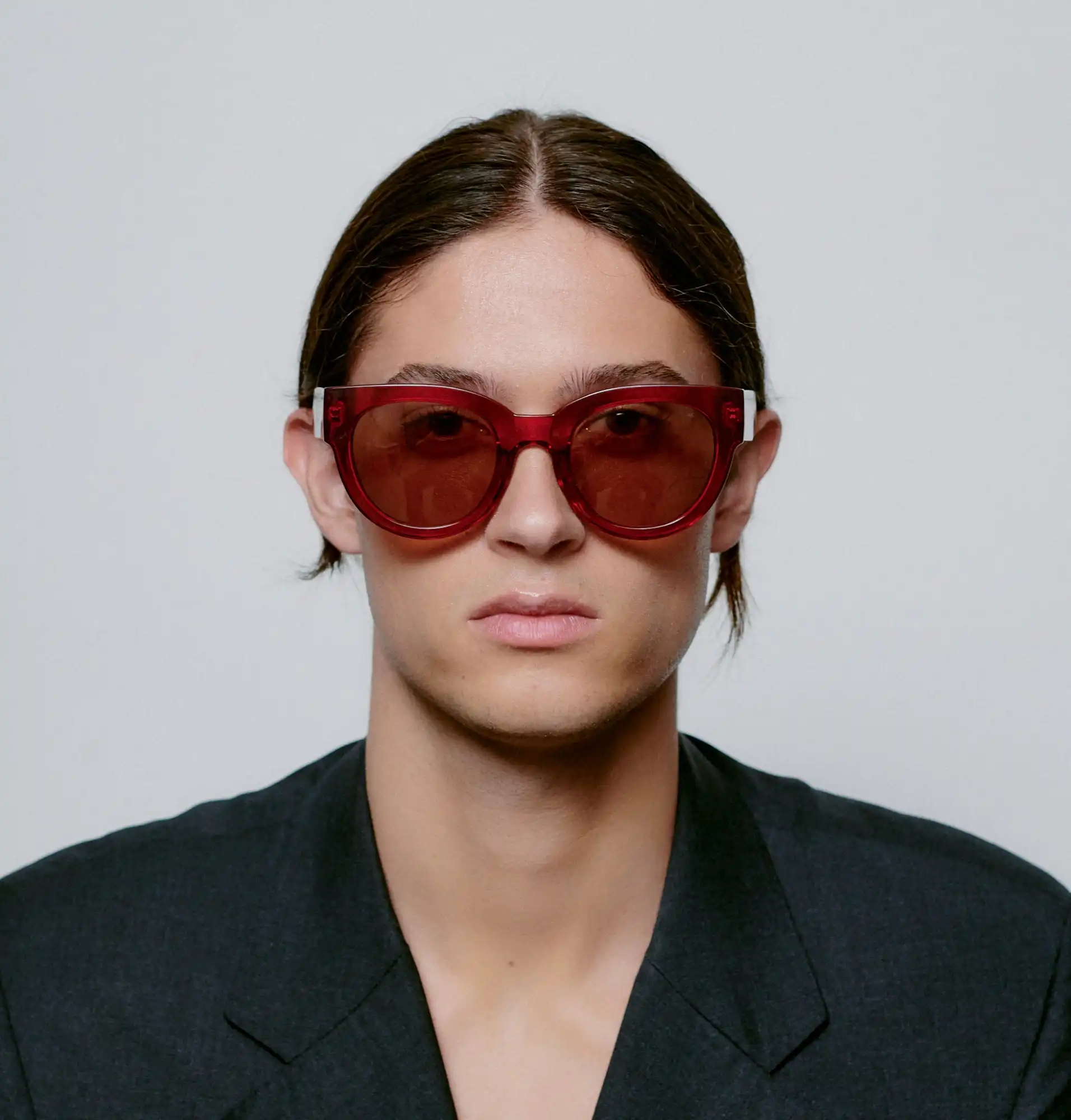 A.KJARBEDE_LILLY_KL2215_RED_TRANSPARENT_MAN_FRONT.jpg