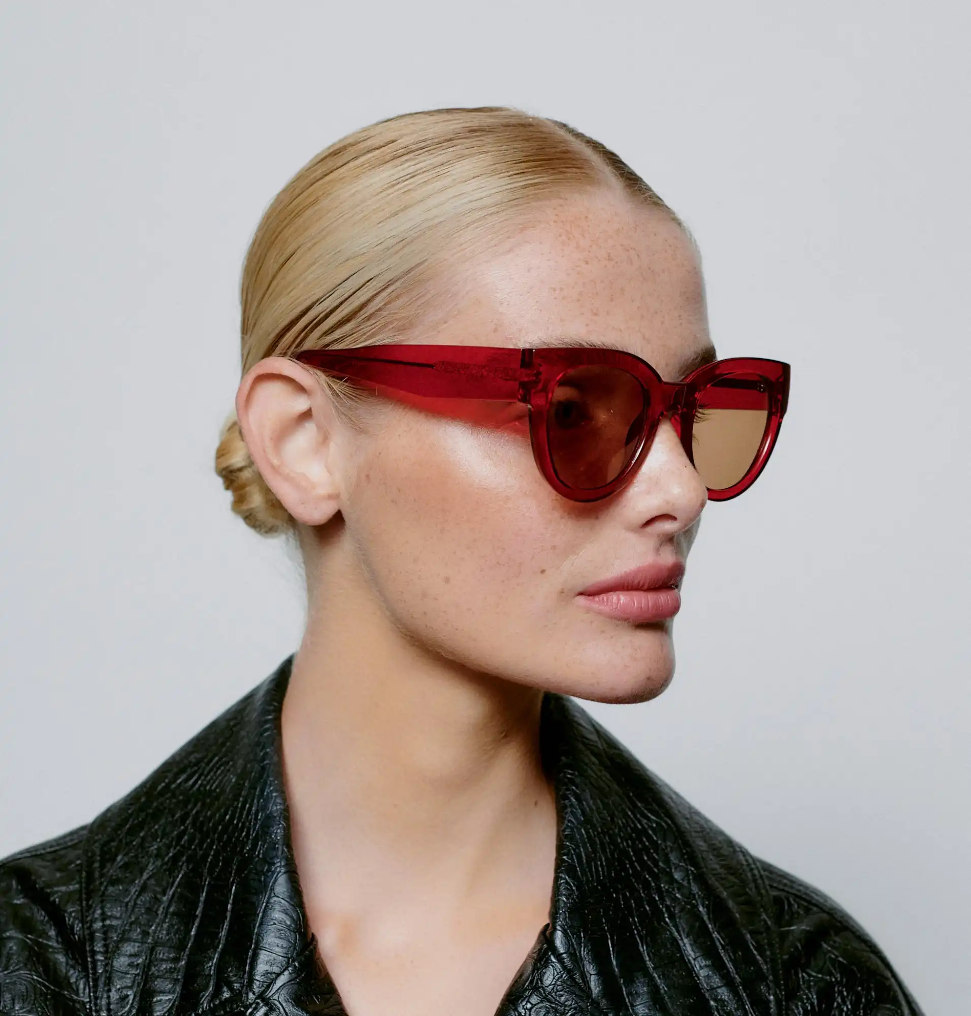 A.KJARBEDE_LILLY_KL2215_RED_TRANSPARENT_SIDE_WOMAN.jpg