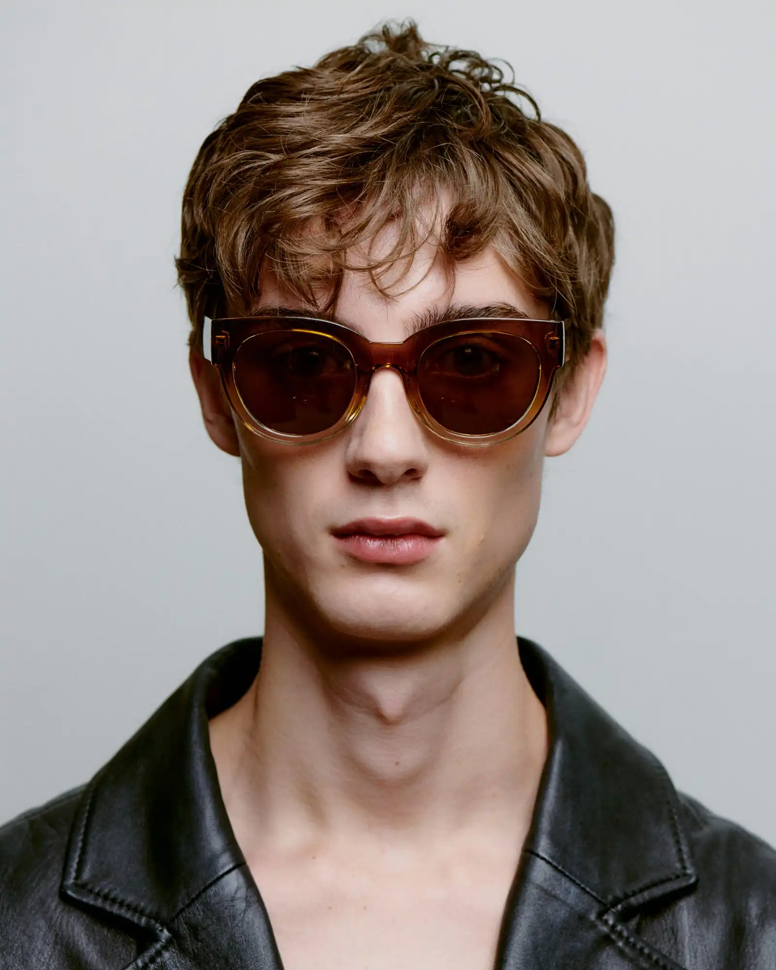 A.KJARBEDE_LILLY_KL2215_SMOKECHAMPAGNE_FRONT_MAN.jpg