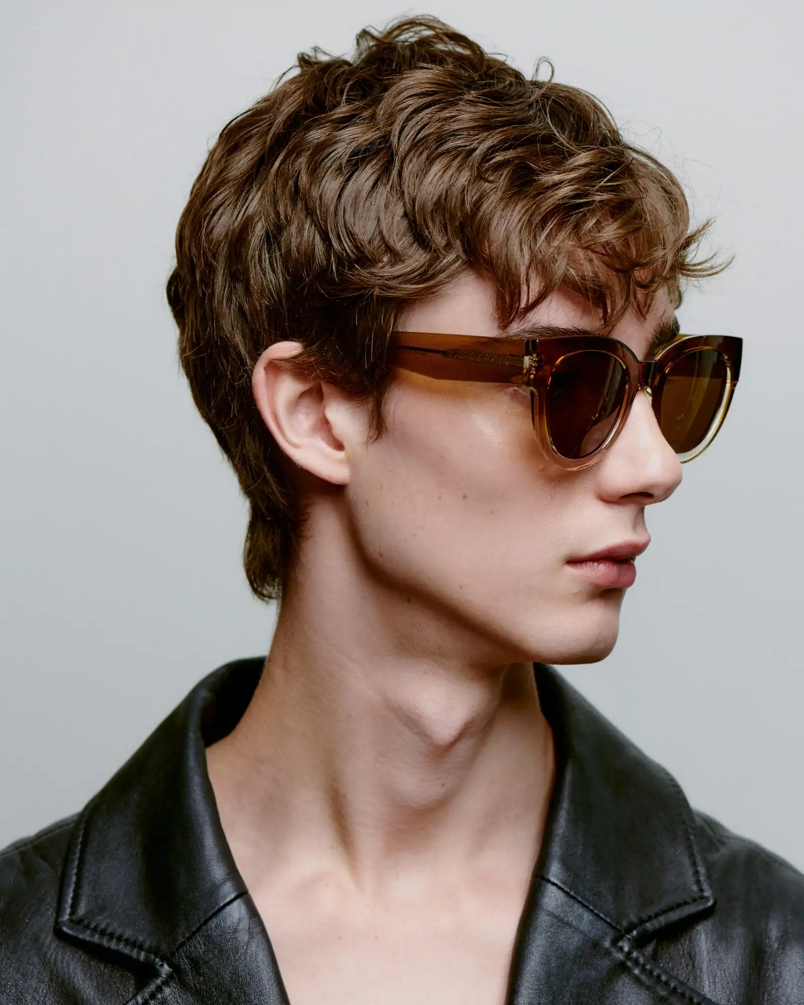 A.KJARBEDE_LILLY_KL2215_SMOKECHAMPAGNE_SIDE_MAN.jpg