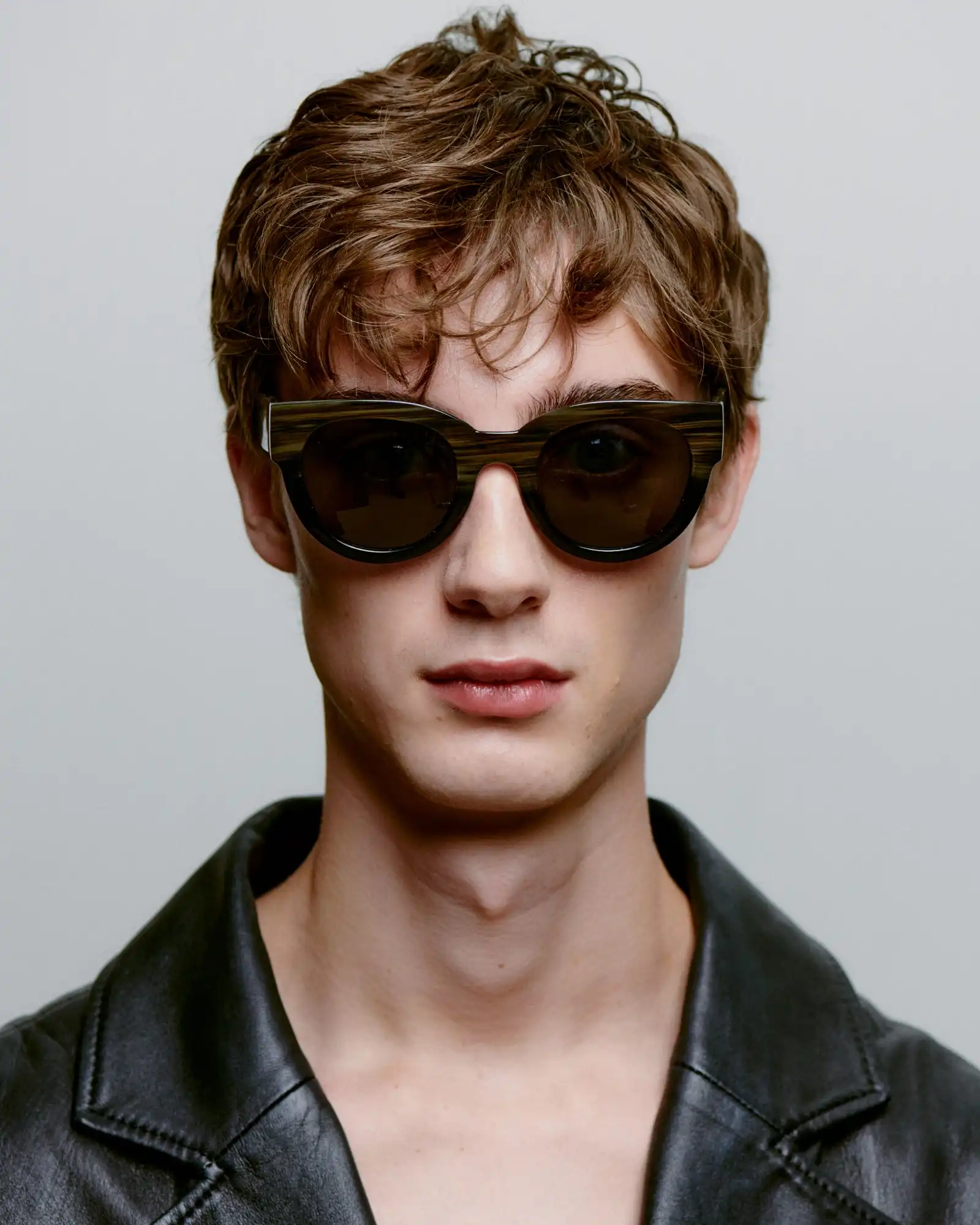 A.KJARBEDE_LILLY_KL2215_STRIPEDHORNBLACK_FRONT_MAN.jpg