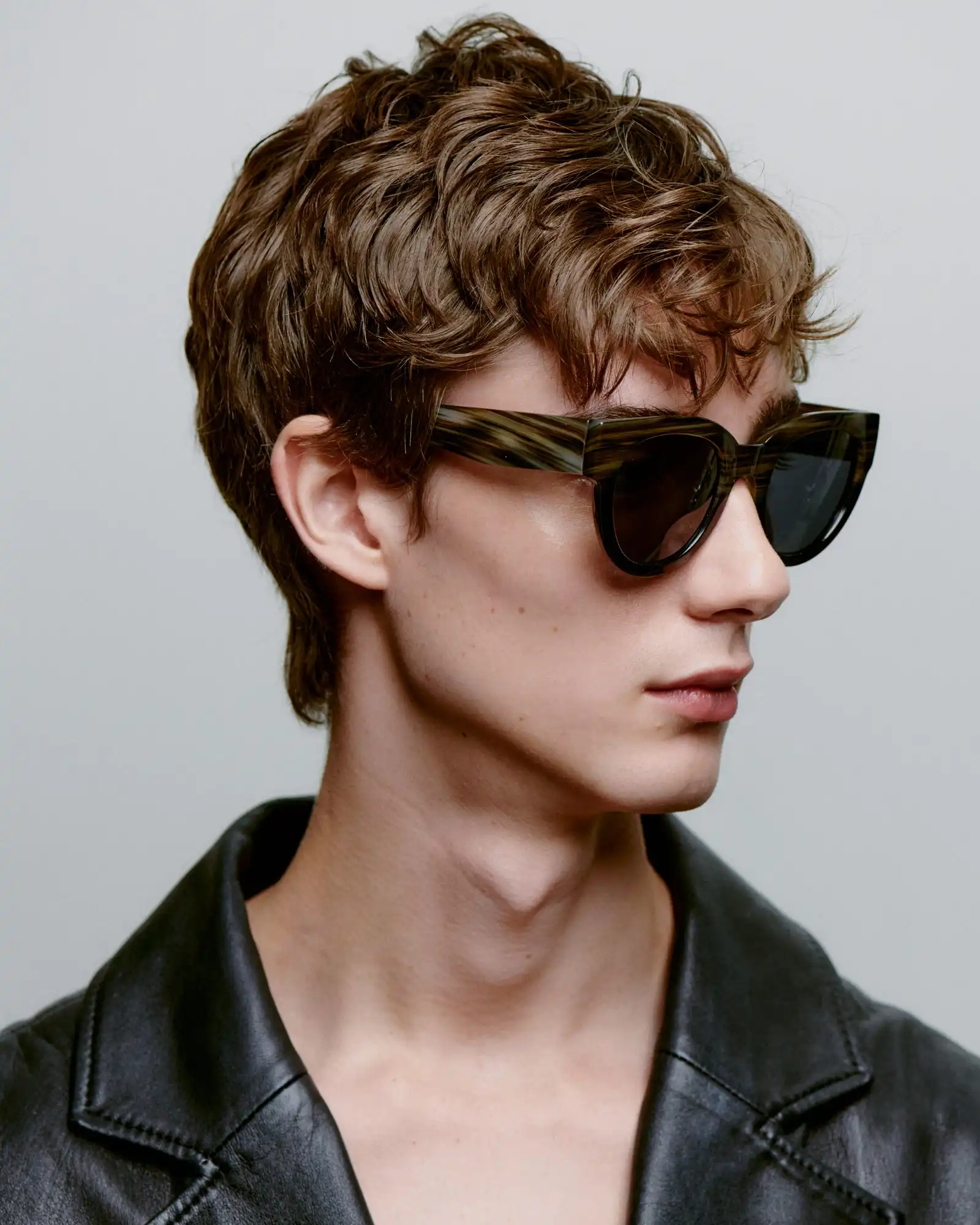 A.KJARBEDE_LILLY_KL2215_STRIPEDHORNBLACK_SIDE_MAN.jpg