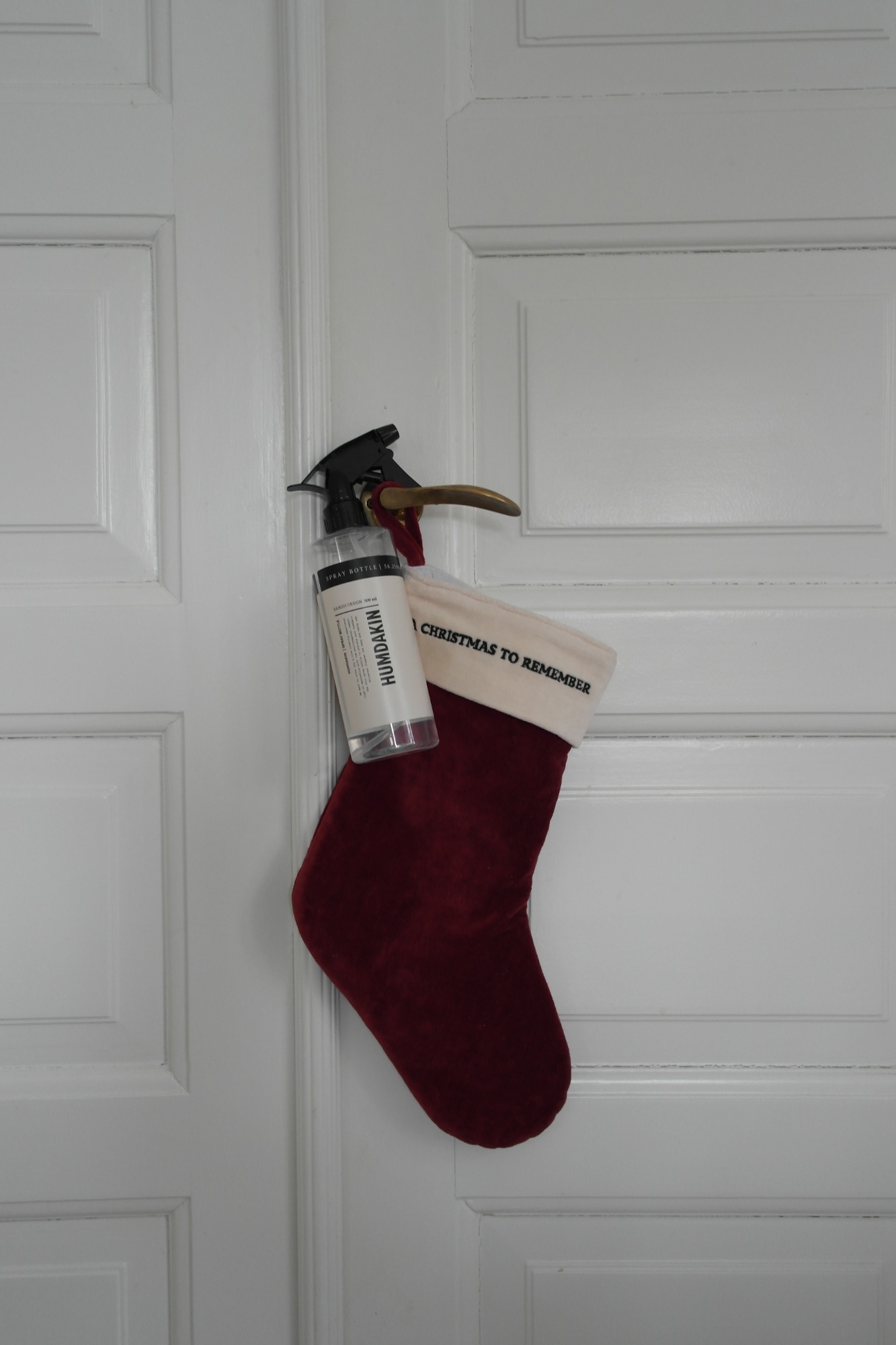 HUMDAKIN_SKU625_CHRISTMAS_STOCKING_VELVET_LIGHT_STONE_SKU151_SPRAY_BOTTLE_3.jpeg