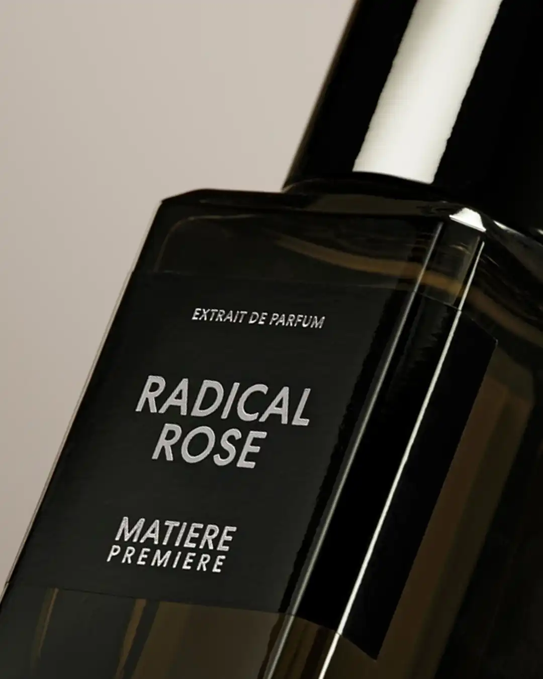 MP_RR_EXTRAIT_Lifestyle_1_BottleCloseup_4_5.jpg