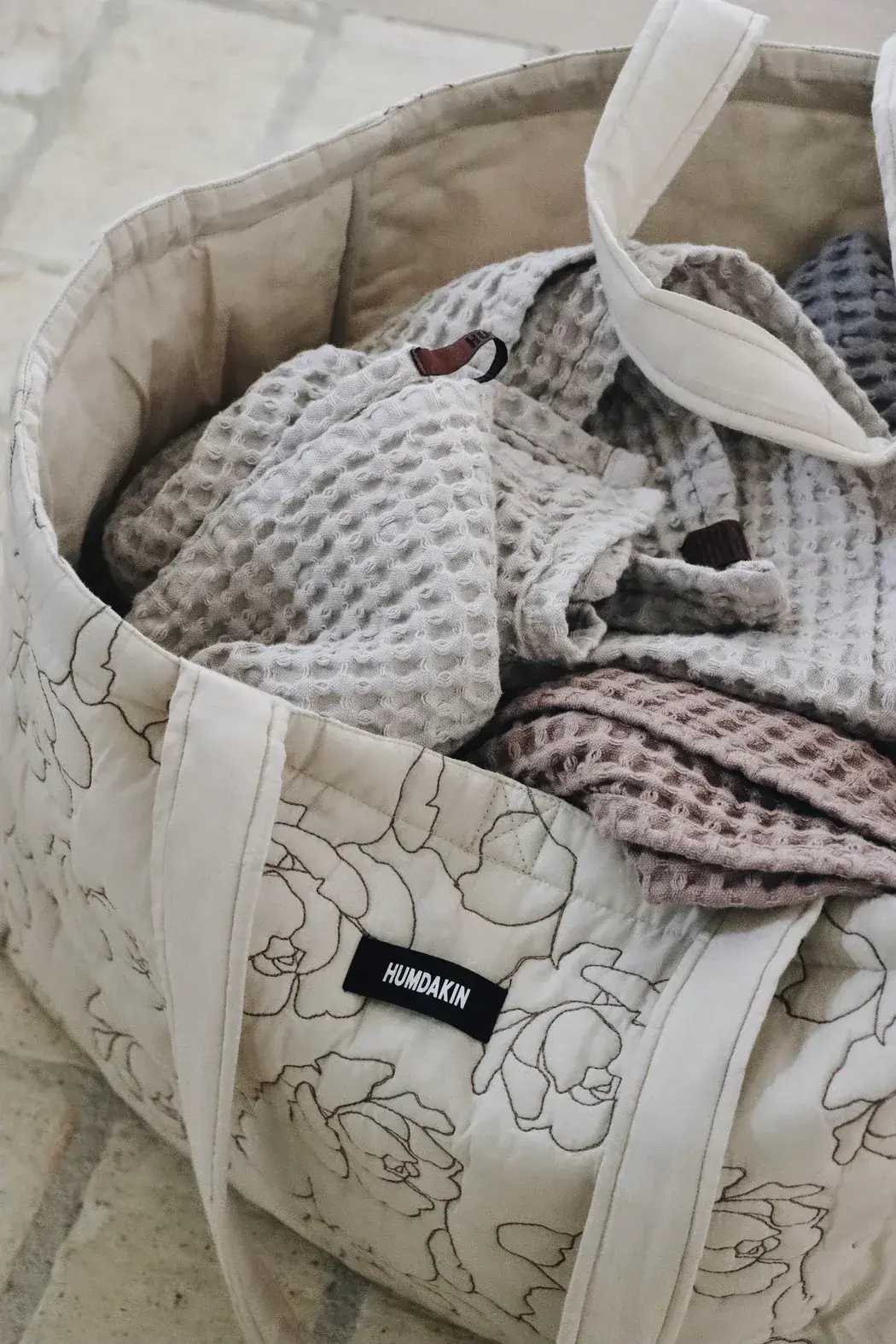 Maxi_Tote_Bag-Bag-560-231_Light_Stone_-_Peony_Quilt-2.webp