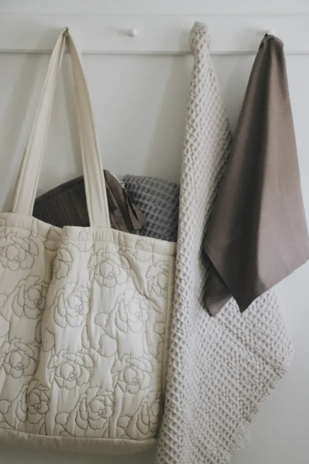 Maxi_Tote_Bag-Bag-560-231_Light_Stone_-_Peony_Quilt-3.webp
