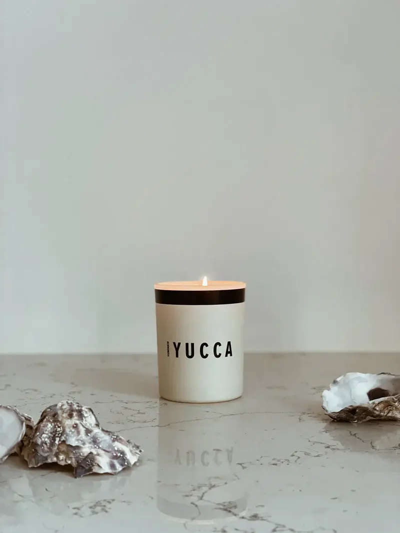 Scented_candle_-_Yucca-Fragrance-197-00_Neutral_No_color-2_800x.webp