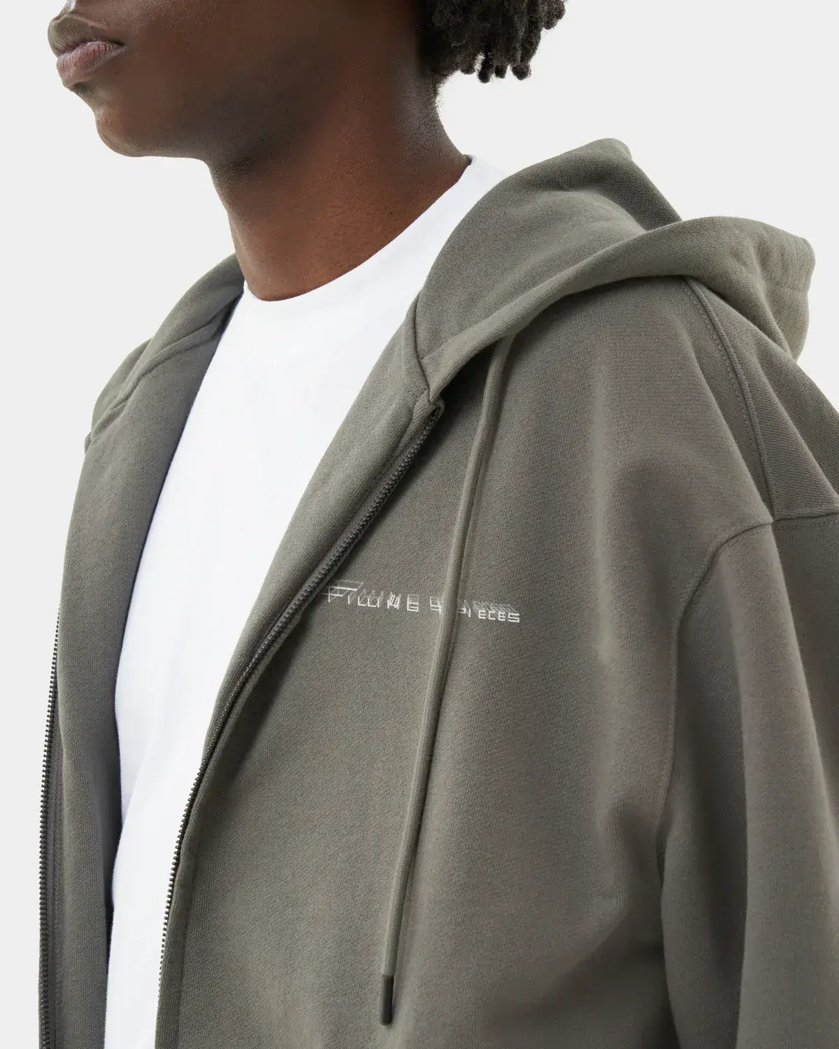 Zip_hoodie_Chrome1348_649bde3e-8f26-4dd4-804c-ad45b9ff74fc.webp
