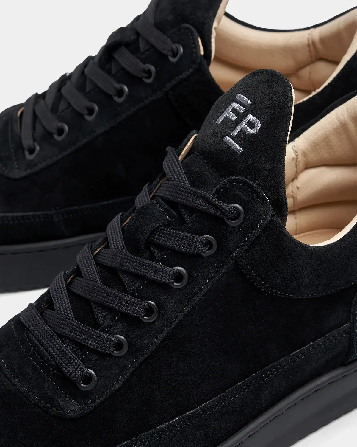 allblack-6.webp