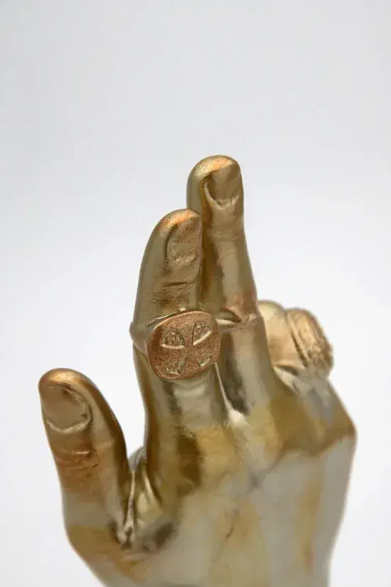 dettaglio-mano-alto.webp