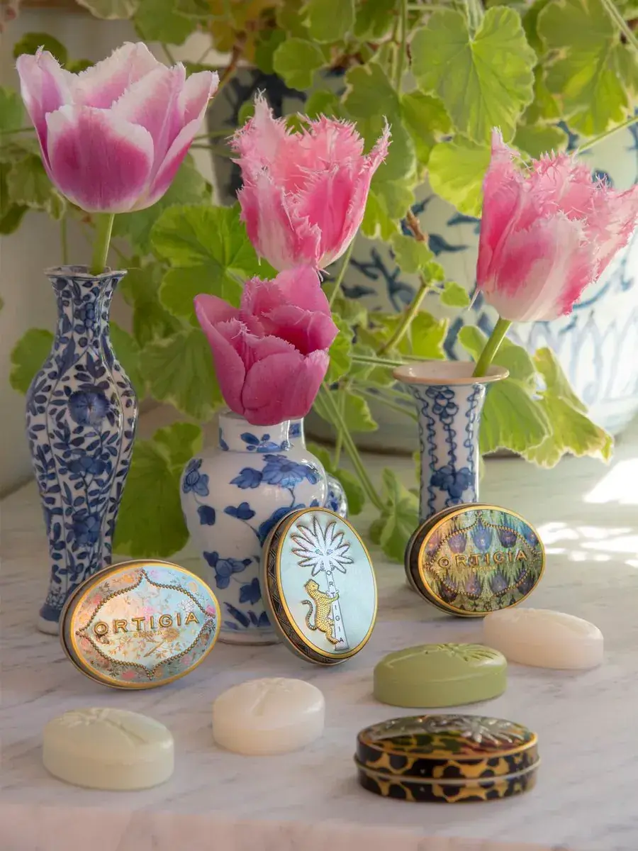 soap_tin_25g_lifestyle_web_1.webp