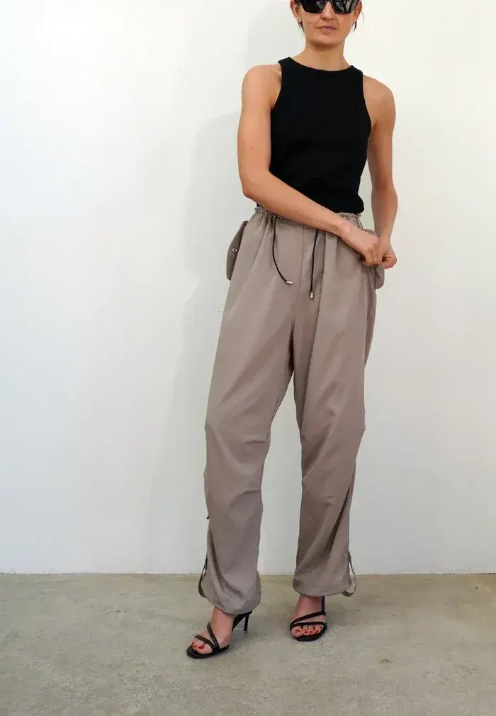 tracetrouserstaupe2_700x.webp