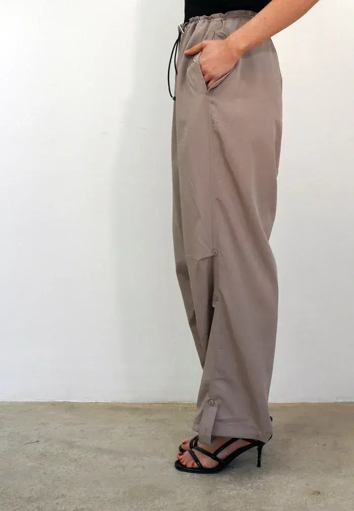 tracetrouserstaupe3_700x.webp