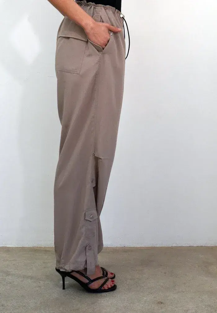 tracetrouserstaupe4_700x.webp