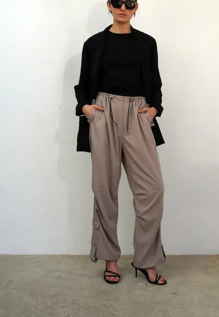 tracetrouserstaupe5_700x.webp